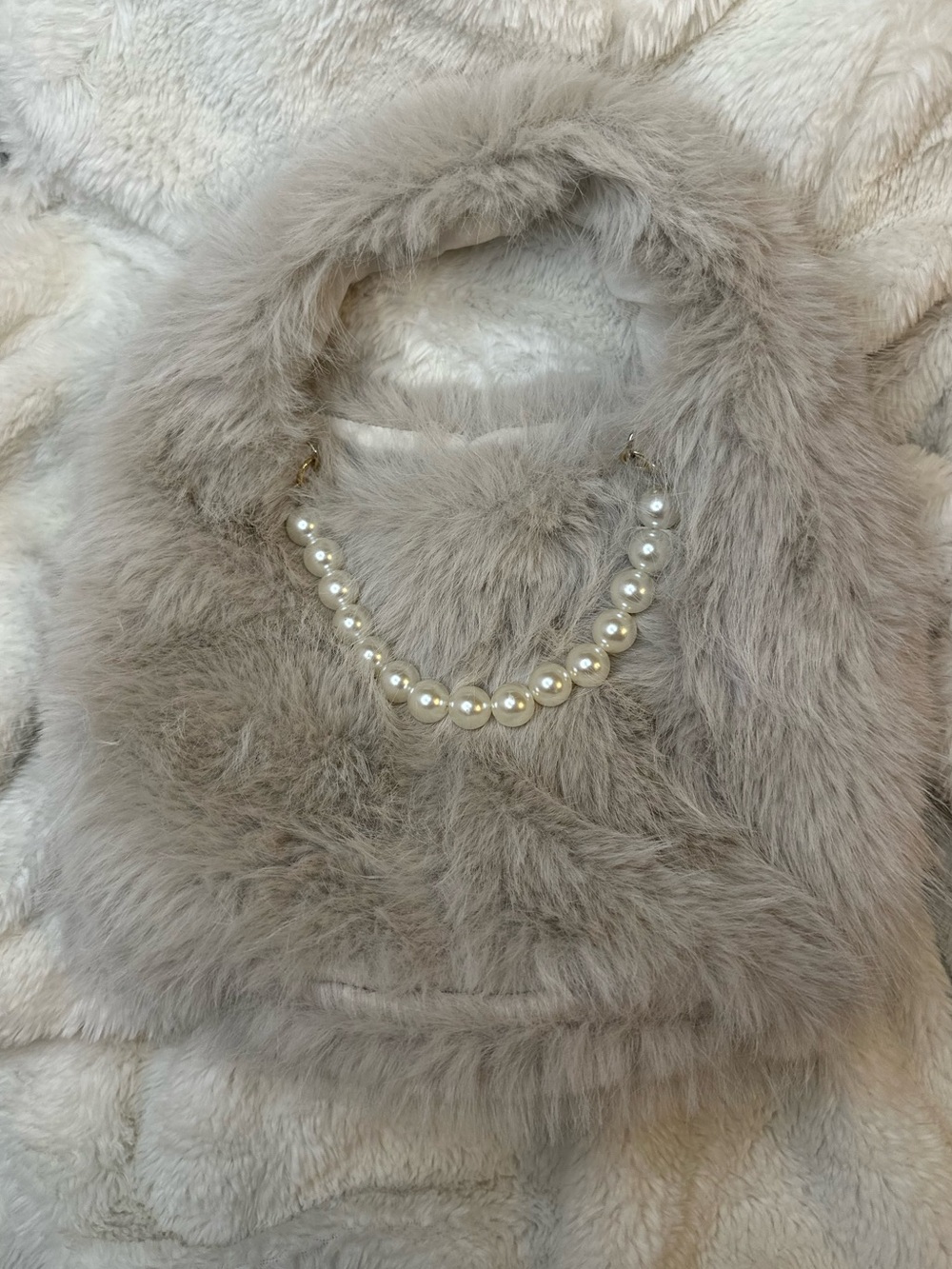 Doll’s Super SOFT Fuzzy Essential Cozy Faux Fur Shoulder Bag Light Gray/Cream - Picture 3 of 4